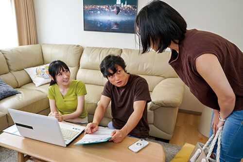 人妻の裏アカ 近所の奥様の裏アカを発見して… 普段の表の顔とは正反対な人妻の裏の顔と欲求不満な下半身をさらけ出させました 朝妃りお