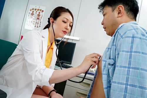 人妻巨乳女医 性欲が溜まりまくった入院患者達のイカ臭い極太なデカチンで膣奥までゴリゴリ突かれてイカされて… 葉山さゆり