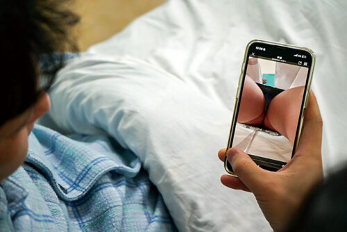 人妻巨乳女医 性欲が溜まりまくった入院患者達のイカ臭い極太なデカチンで膣奥までゴリゴリ突かれてイカされて… 葉山さゆり