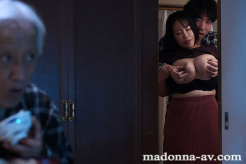 「そ…そこだけは、ヤメてっ」 義母の発情スイッチを見つけた僕は、父のすぐ傍でエグい乳輪を弄び狂う程、絶頂させた…。 豊田怜花