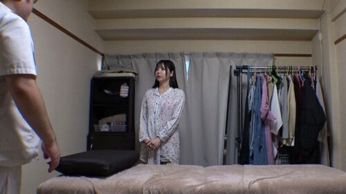 媚薬オイルマッサージ 痴●盗撮&中出し素人娘VOL.70 超強力媚薬を配合したマッサージオイルを施術中に知らずに塗りこまれたオンナは、身体の火照りに驚き、チ〇ポを欲しがる自分に戸惑い、垂れ出したマン汁に恥ずかしがりながらも生ハメ中出しまで欲してしまう!