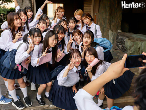 修学旅行で21人の可愛いクラスメイト女子全員と密着度400%中出しハーレム大乱交!