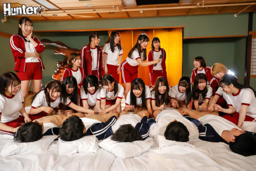 修学旅行で21人の可愛いクラスメイト女子全員と密着度400%中出しハーレム大乱交!