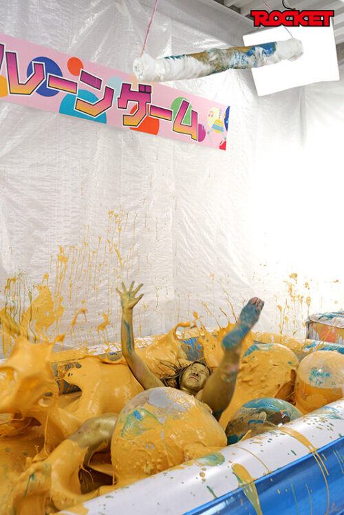 ROCKET18周年記念作品 どろんこプールにドボン!ウェット&メッシー(WAM)人間クレーンゲーム ~ボディペイントで巨大クレーンゲームのアームになって景品ゲットだぜ!~