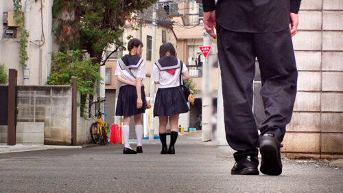 親友同士のちっちゃな2人をレズらせレ●プ調教 口とパイパンオマ○コの4つの穴をチ○ポが行ったり来たりして本物竿姉妹にするどちらも145cm W無毛 ゆなちゃん・ひなこちゃん