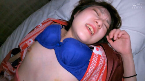 寝込みを襲われ、イきまくっちゃったパイパン色白美女