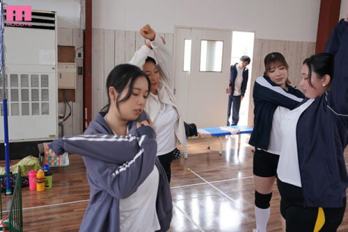 むっちり爆乳ママさんバレーハーレム 練習の息抜きと称して超デカ乳圧迫!肉感包囲!若チ●ポを喰らい中出し精搾する極むち欲求不満おばさんズ