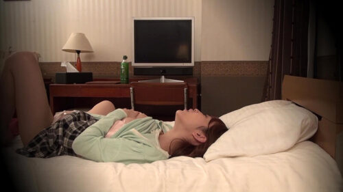 美人・美乳OLのいやらしいオナニー姿