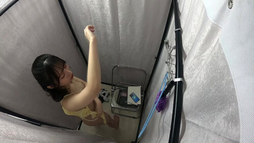 へそ出しルック!セクシーおねえさんのお着替え