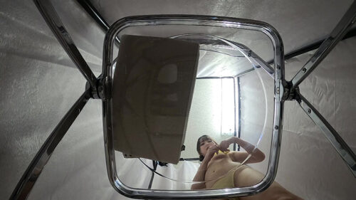 へそ出しルック!セクシーおねえさんのお着替え