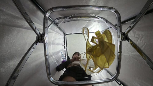 へそ出しルック!セクシーおねえさんのお着替え