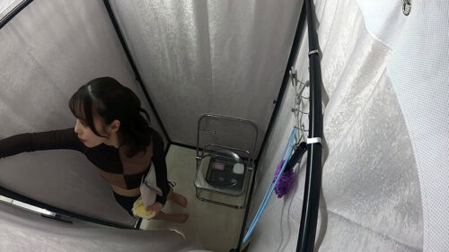 へそ出しルック!セクシーおねえさんのお着替え