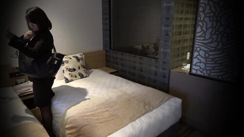 肉感溢れるぽっちゃりおねえさんの爆乳揺らしオナニー