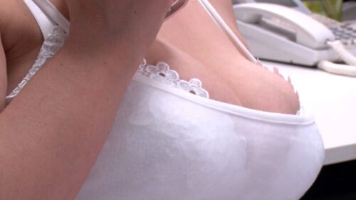 残業を心配して差し入れを持って来てくれる部下思いの優しい巨乳の女部長!ムラムラした熟女の誘惑淫乱中出しSEX!