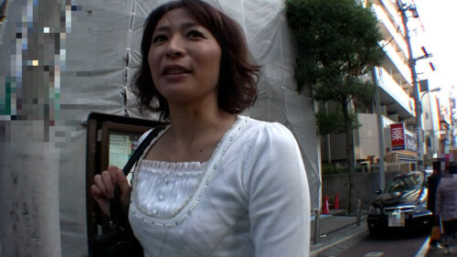 小ぶりな乳房にデカ乳首、淫靡な剛毛、可愛い顔立ちから想像できない下品な肉体!旦那さんの肉棒しか知らない美熟女が淫乱開花の変態SEXにハマる!