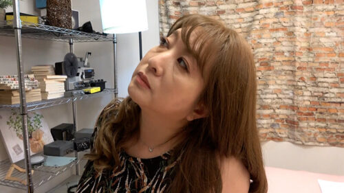 クーラーの修理にきた電気屋を誘惑するセックスレスで欲求不満の巨乳熟女!