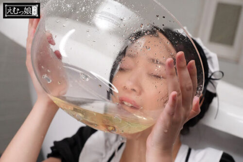 ガチおしっこ24人 合計12452ml 笑顔でごくごくご褒美喉奥飲尿娘 二葉エマ