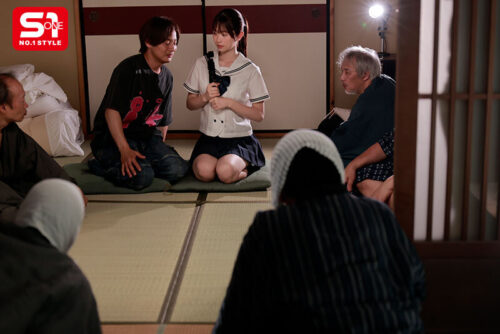 人気学生カップルインフルエンサーがSNSでバズりたくて迷い込んだ先は濃厚絶倫オヤジが住む淫欲まみれの変態村だった…。 白上咲花