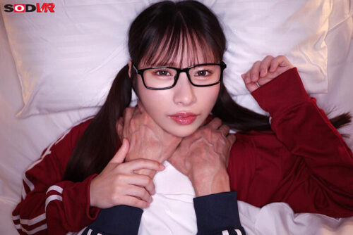 【VR】【8K】修○旅行の夜…地味メガネ同級生の布団に潜り込み強引夜○い!抵抗するも密着ピストンビショビショ濡れ快楽堕ち性交 松井日奈子