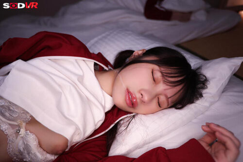 【VR】【8K】修○旅行の夜…地味メガネ同級生の布団に潜り込み強引夜○い!抵抗するも密着ピストンビショビショ濡れ快楽堕ち性交 松井日奈子