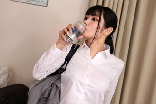 【VR】仕事をやめ、引きこもるようになった姉のオナニーを発見。彼女は、長らく空いていた膣をネットリじっくり埋めるようにボクを犯してくる魔性の女と化していた。 胡桃さくら