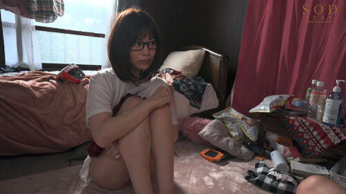 数年ぶりに帰省すると、アラサーの姉は未だに自称家事手伝い(ニート)の喪女だった。 隠れ巨乳の姉(26) 天宮花南