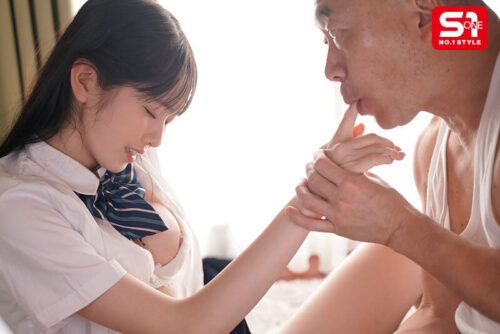 親戚おじさんの家に預けられた10代の私は気持ち悪いと思いながらカラダを舐められハメられていました。 白上咲花