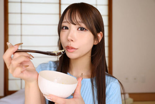 【VR】禁断の唾飲ませ カラダが動かない老いた私に生きる力を与えるのは、ほんの少しの食料と息子の嫁のヨダレです。 尾崎えりか