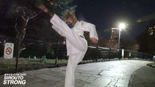 
 「【ステゴロ最強美女】余分な前説、ヌルい前戯、一切無し！！イキなりフルスロットルで、格闘技歴5年の腹筋美女をイカせまくるッ！！！好みの男を見かけると技をかけたくなる、謎の格闘女子が登場！！張りのある超美乳と6パックが美しい！！屈強な男優が全員逃げ出す異常事態！！最強美女がイキまくる衝撃9Pセックス60分一本勝負が観れるのは「シロウト・ストロング」だけ！！！」