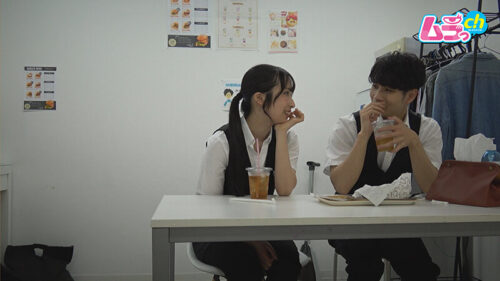 カップル盗撮 エッチする場所がなかなか無い○校生たちに理性なんて無し!バイト先の控室で初めてのナマハメ&潮吹き体験