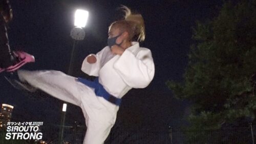 
 「【ステゴロ最強美女】余分な前説、ヌルい前戯、一切無し！！イキなりフルスロットルで、格闘技歴5年の腹筋美女をイカせまくるッ！！！好みの男を見かけると技をかけたくなる、謎の格闘女子が登場！！張りのある超美乳と6パックが美しい！！屈強な男優が全員逃げ出す異常事態！！最強美女がイキまくる衝撃9Pセックス60分一本勝負が観れるのは「シロウト・ストロング」だけ！！！」