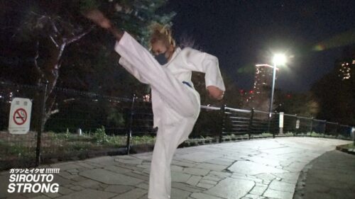 
 「【ステゴロ最強美女】余分な前説、ヌルい前戯、一切無し！！イキなりフルスロットルで、格闘技歴5年の腹筋美女をイカせまくるッ！！！好みの男を見かけると技をかけたくなる、謎の格闘女子が登場！！張りのある超美乳と6パックが美しい！！屈強な男優が全員逃げ出す異常事態！！最強美女がイキまくる衝撃9Pセックス60分一本勝負が観れるのは「シロウト・ストロング」だけ！！！」