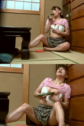 熟女の野菜ぶっこみオナニー 盗撮風 同人動画