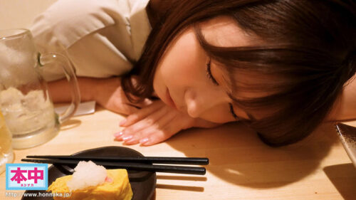 昔からの気軽に話せる女友達が会社では上司からも部下からも仕事ができる女だと思われていて、たまには弱さをみせたいのにと愚痴をこぼすので、 居酒屋とバッティングセンターデートに付き合ったら、なんか盛り上がっちゃって終電逃してラブホにお泊り 明日の朝… 五日市芽依