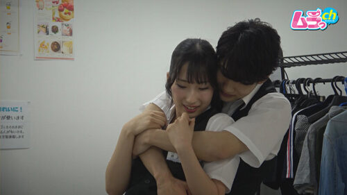 カップル盗撮 エッチする場所がなかなか無い○校生たちに理性なんて無し!バイト先の控室で初めてのナマハメ&潮吹き体験