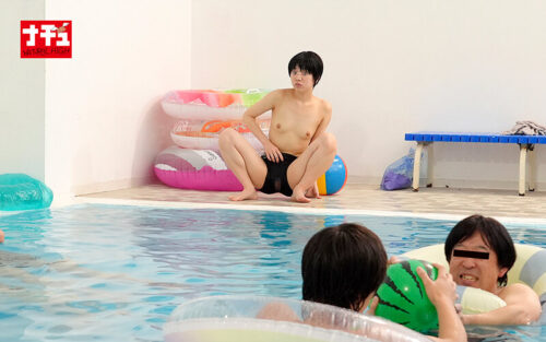 つるぺた女子の男水着チャレンジ 県民プールでデカチンおじに女子だとバレて中出しされて…マジ最悪だったよぉぉ~!