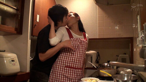 Best Affair Partner: Mature Mom in Her 50s!