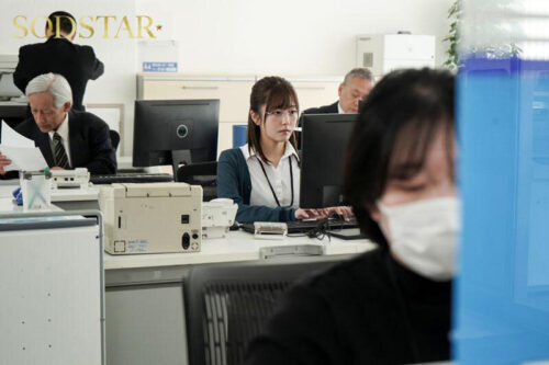 市役所の窓口勤務の青空さんは悪質なカスハラ親父の肉便器です。平凡で真面目な同僚が性処理ペットに成り下がる姿に思わずクズ勃起 青空ひかり