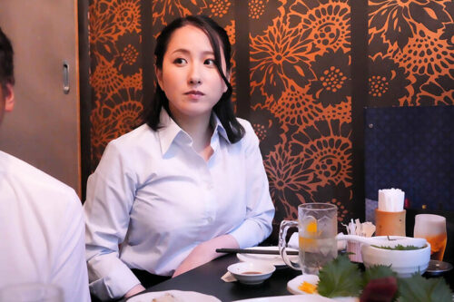 通行人は二度見する!ドラマの主人公のような不意打ち路上キスで火がついたホロ酔い人妻上司は浮気欲が止まらない