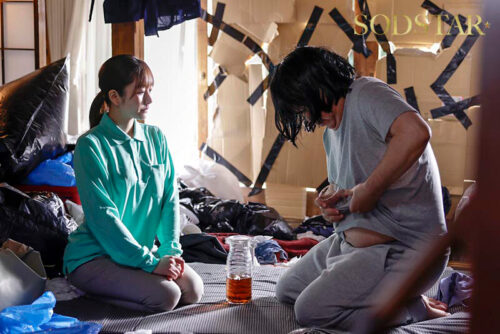 引きこもり訪問支援 ゴミ屋敷に放置された大量のシコティッシュに見かねて内緒でチンカス塗れのチンチンも笑顔で性サポートしてくれる優しいお手伝いさん 青空ひかり