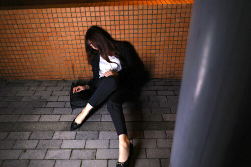 【VR】【8K】道で酔い潰れてた名前も知らないお姉さんを介抱したら、囁き誘惑してくるので無責任中出しセックスしまくった既婚者のボク。 斎木香住