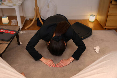 【VR】真面目で従順な販売員が悪質クレーマー客に監禁され美ボディを嬲り回される屈辱アクメ。 潤うるる