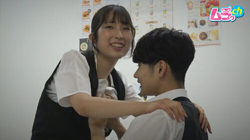 カップル盗撮 エッチする場所がなかなか無い○校生たちに理性なんて無し!バイト先の控室で初めてのナマハメ&潮吹き体験