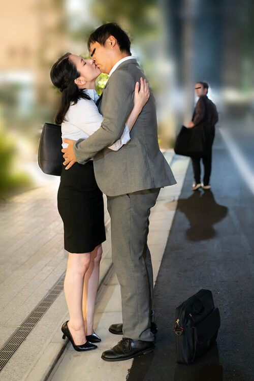 通行人は二度見する!ドラマの主人公のような不意打ち路上キスで火がついたホロ酔い人妻上司は浮気欲が止まらない