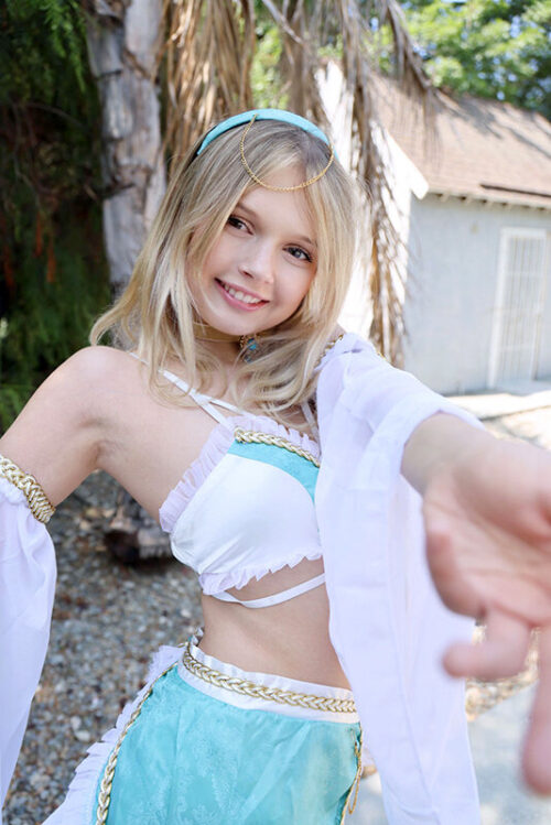 ミニマム合法ロリがコスプレ撮影会で身長差40cm超えの男たちとガリバー3P！！ココ（25）