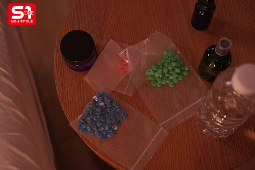 1週間あの手この手で媚薬を擦り込み続けた ギリギリミニスカ女子●生のあこがれの股間が 遂に今日、緩み、開き…効果絶大ー。 早坂ひめ