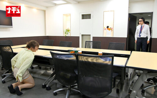 誰かが来たらスカート戻して中断!隙をついて再挿入!平然と悶絶をくり返す粘着衣バックで感情ぐちゃぐちゃイキ壊れたパンスト巨尻OL