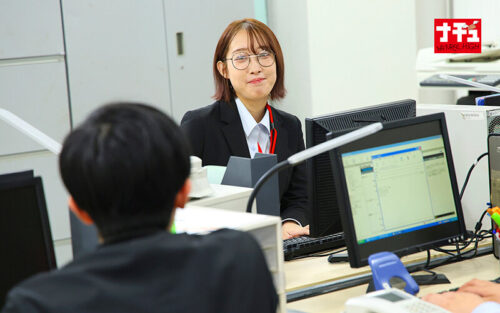 誰かが来たらスカート戻して中断!隙をついて再挿入!平然と悶絶をくり返す粘着衣バックで感情ぐちゃぐちゃイキ壊れたパンスト巨尻OL