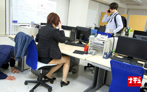 誰かが来たらスカート戻して中断!隙をついて再挿入!平然と悶絶をくり返す粘着衣バックで感情ぐちゃぐちゃイキ壊れたパンスト巨尻OL