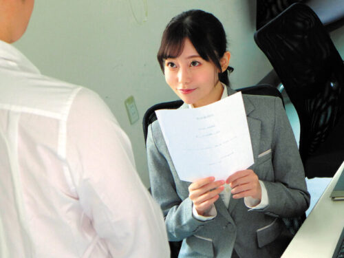 生徒の僕と淫行したことがバレて学校をクビになった女教師と5年ぶりに再会 舌と舌を絡め合わせずっと使ってないチ○ポとマ○コが合体しまくり夜明けまで何度も生中出し 秋元さちか